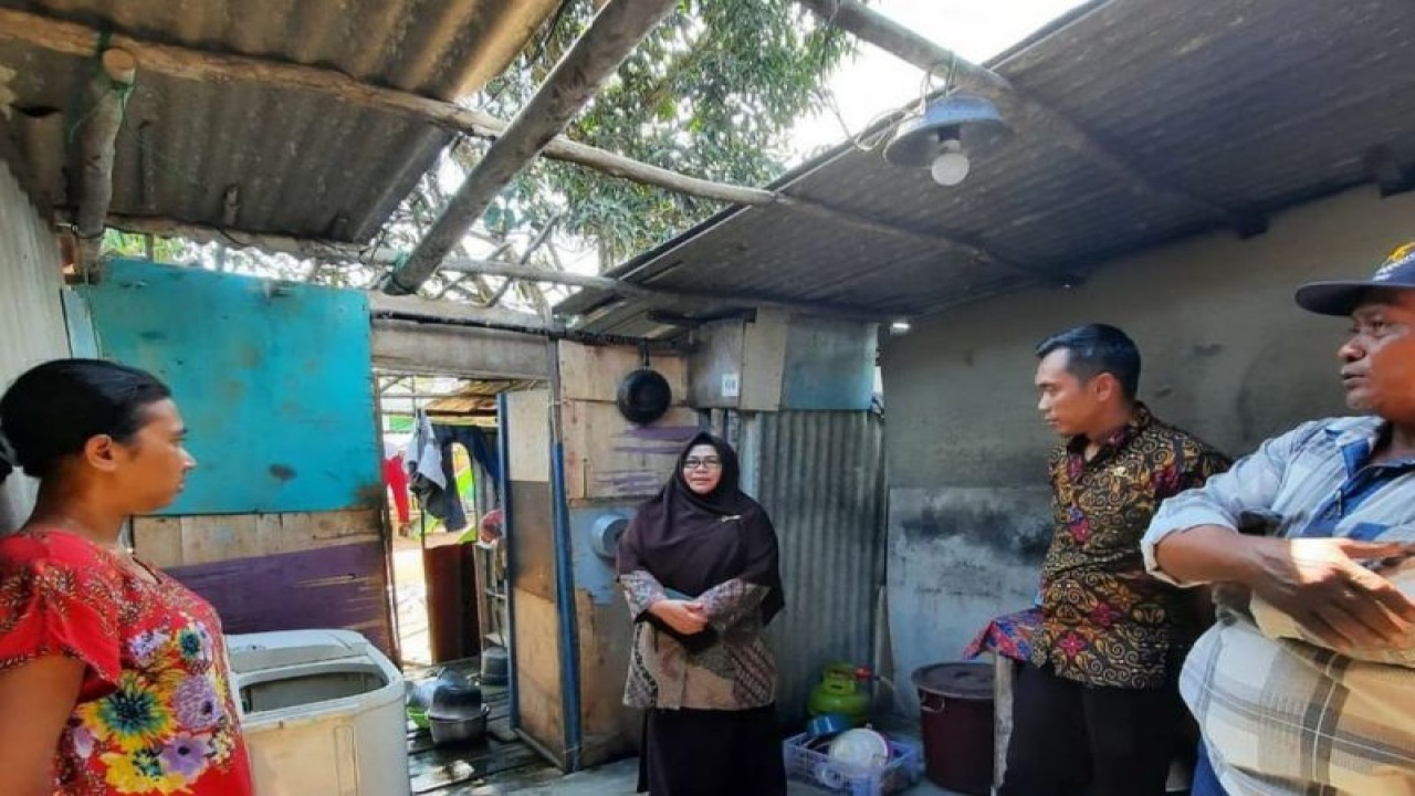 Kepala BPBD Bintan Ramlah meninjau rumah korban bencana puting beliung di wilayah setempat, Kamis (12/1). (ANTARA/HO-BPBD Bintan)
