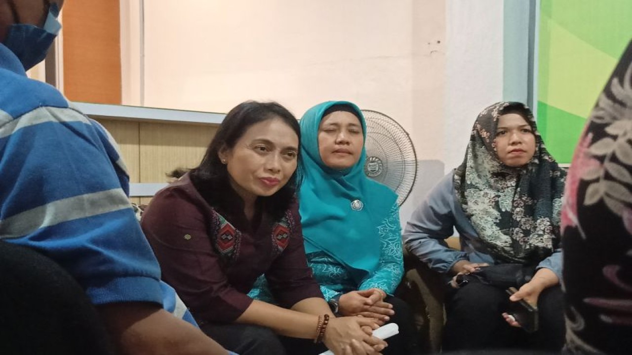 Menteri Pemberdayaan Perempuan dan Perlindungan Anak (PPPA) Bintang Puspayoga saat berbincang dengan ayah serta pengasuh anak yang menjadi korban kejahatan seksual di Kota Binjai, Sumatra Utara, Jumat (6/1/2023). (FOTO ANTARA/Asep Firmansyah)