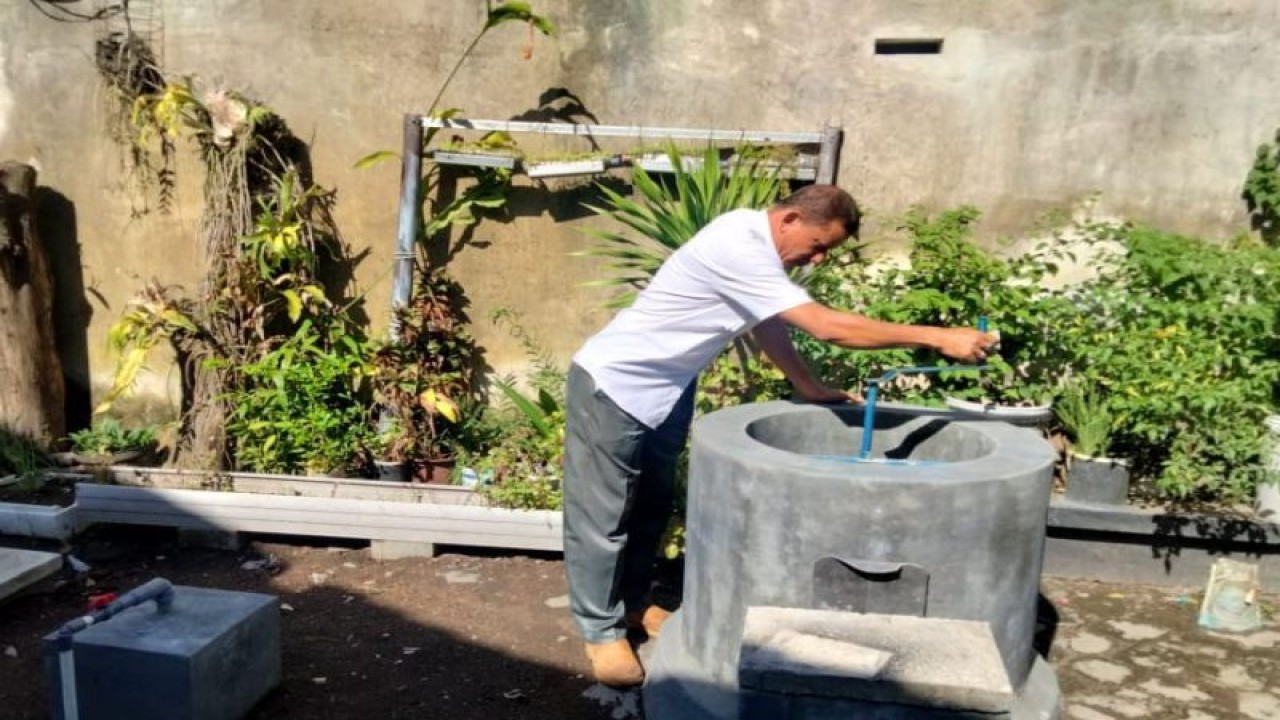 Keluarga penerima manfaat (KPM)  uji coba pengolahan sampah organik menjadi n Biogas mini rumahan (BioMiru), sebagai solusi pengolahan limbah sampah rumah tangga menjadi energi di Kelurahan Rembiga, Kota Mataram, Provinsi Nusa Tenggara Barat. (Foto: ANTARA/HO Lurah Rembiga)