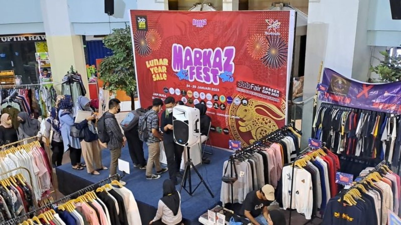 Pengunjung memadati Pameran Markaz Fest yang menghadirkan "thrift" atau baju bekas di Plasa Simpang Lima, Semarang, Rabu (25/1/2023). Pameran itu berlangsung selama enam hari, mulai 24-29 Januari 2023. (ANTARA/Helena Mutiara)