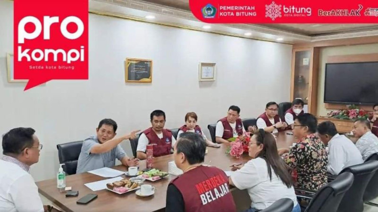 Wali Kota Bitung Maurits Mantiri, menerima Kepala Balai Penjaminan Mutu Pendidikan (BPMP) Sulawesi Utara Febry HJ Dien beserta rombongan di Ruang Kerja, Kantor Walikota Bitung, Selasa (17/1/2023). ANTARA/Nancy L Tigauw.