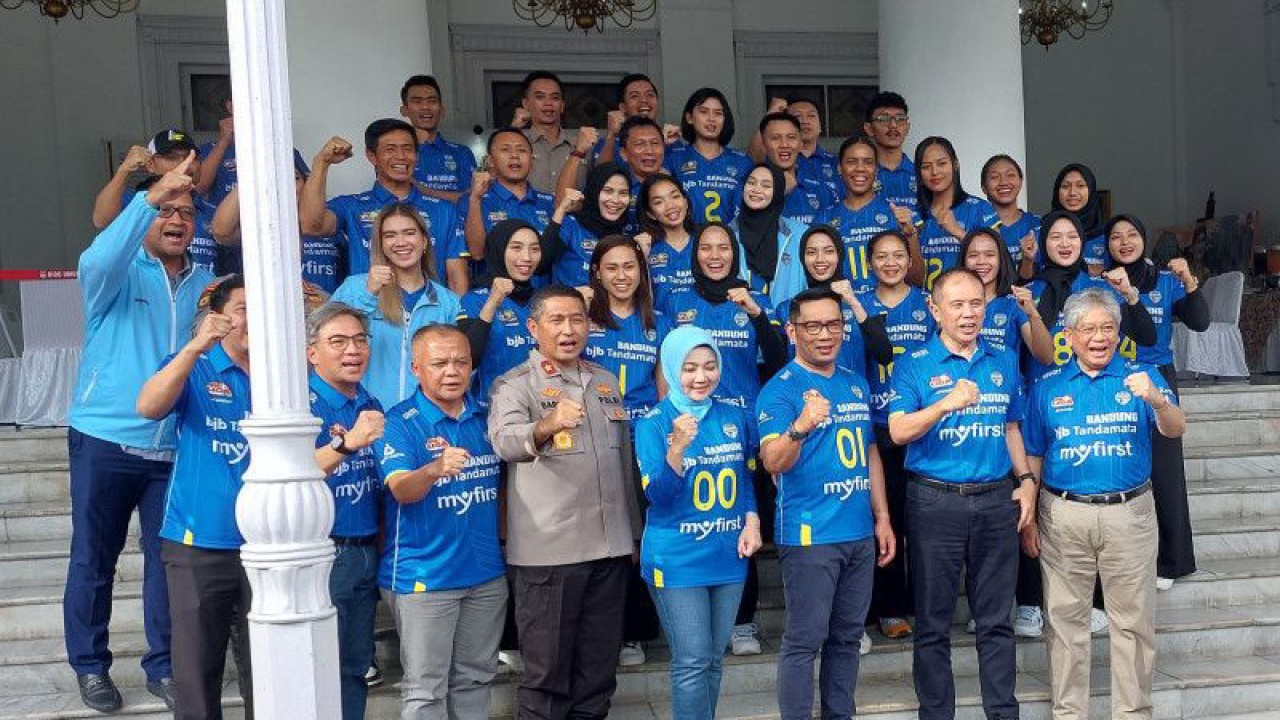 Gubernur Jawa Barat M Ridwan Kamil, saat melepas Tim Bandung BJB Tandatamata untuk Proliga 2023, di Gedung Negara Pakuan, Kota Bandung, Selasa (3/1/2023). (ANTARA/Ajat Sudrajat)