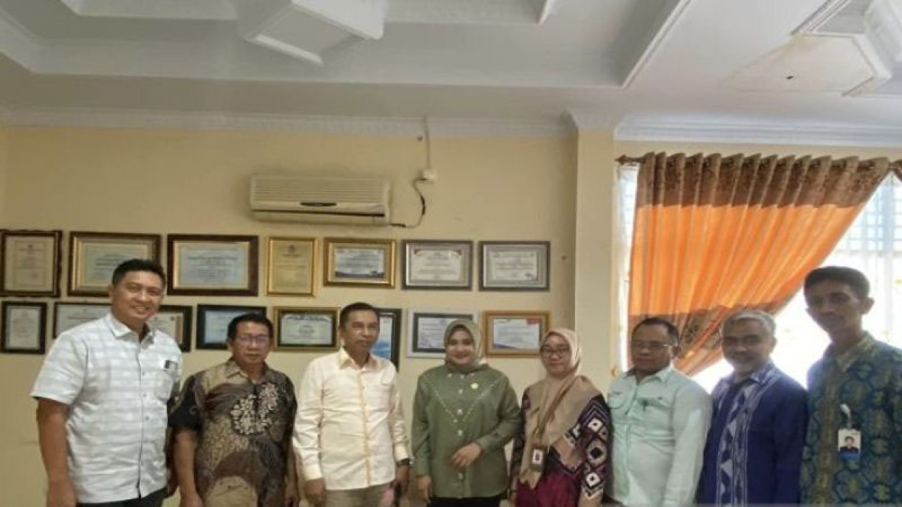 Anggota DPRD Kolaka Utara foto bersama saat kunjungan ke Kantor BKKBN Sultra di Kendari, Jumat (13/1/2023). (ANTARA/Suparman)