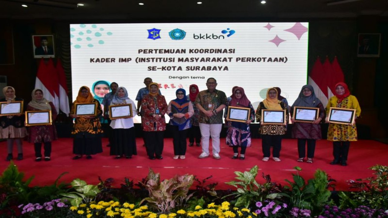 Ketua Tim Penggerak Pemberdayaan Kesejahteraan Keluarga (TP PKK) Surabaya Rini Indriyani (tengah) saat menyerahkan penghargaan kepada para kader Institusi Masyarakat Perkotaan (IMP) di Gedung Sawunggaling, Surabaya, Kamis (19/1/2023). (ANTARA/HO-Diskominfo Surabaya)