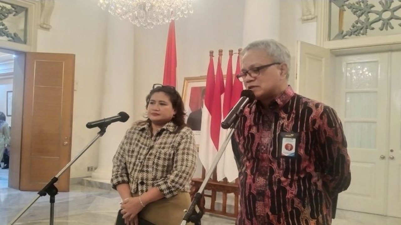 Kepala Badan Perencanaan dan Pembangunan Daerah (Bappeda) DKI Jakarta Atika Nur Rahmania (kiri) bersama Sekretaris Utama BKKBN Tavip Agus menjelaskan soal kemiskinan ekstrem di Balai Kota Jakarta, Senin (30/1/2023) ANTARA/Dewa Ketut Sudiarta Wiguna