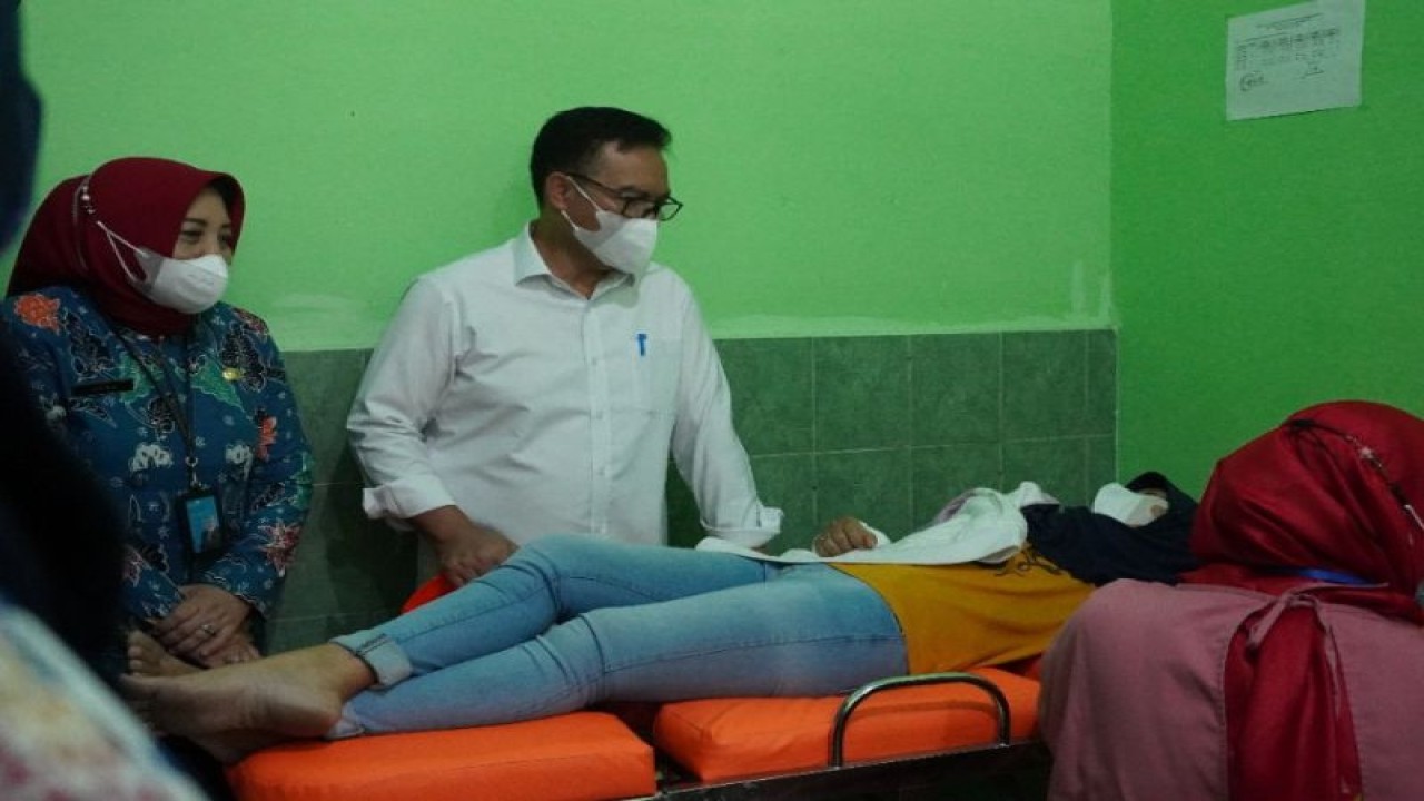 Kepala BKKBN Hasto Wardoyo (kedua dari kiri) didampingi Kepala Perwakilan BKKBN Provinsi Jawa Timur Maria Ernawati melakukan kunjungan kerja di Surabaya. (ANTARA/HO-Humas BKKBN Jatim)