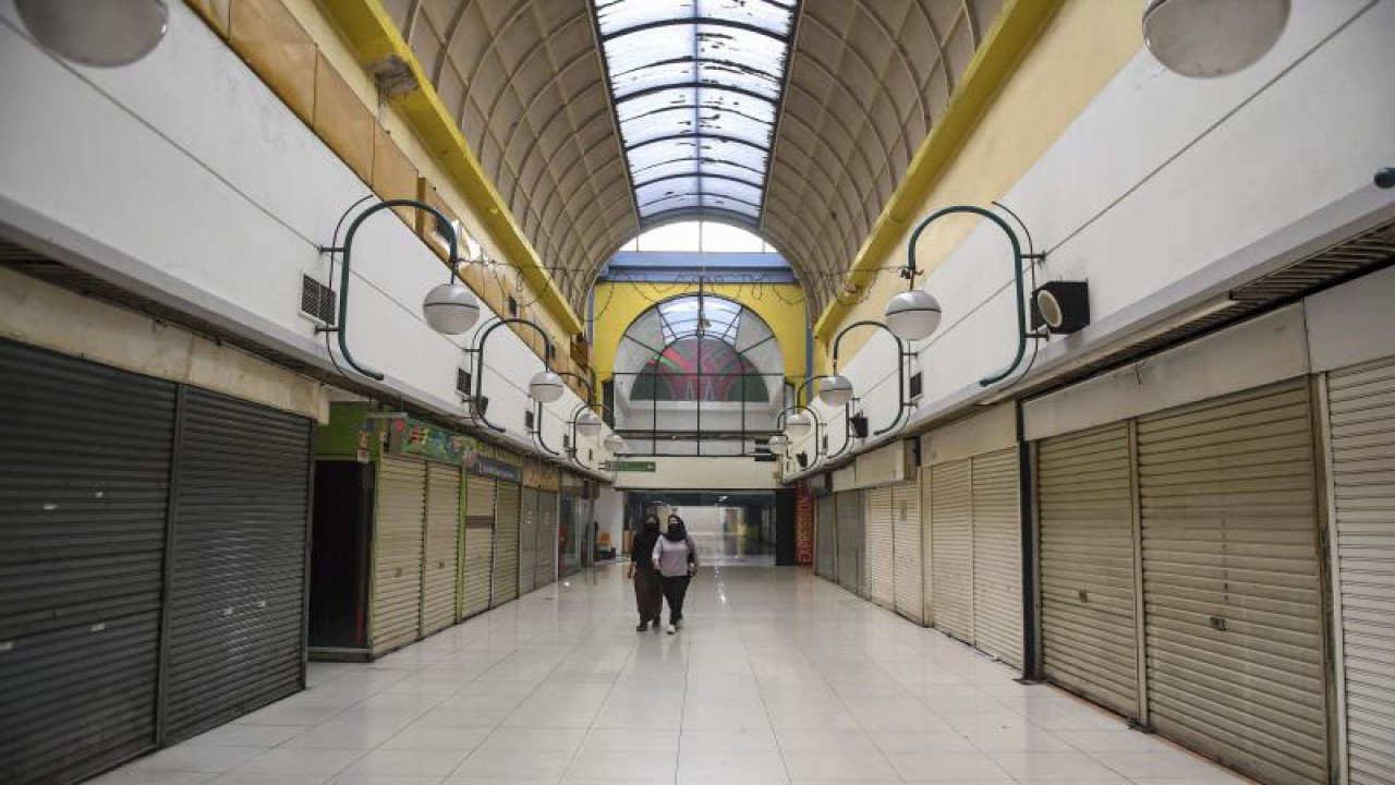 Suasana kios-kios pertokoan yang tutup dan sepi pengunjung di Mal Blok M, Jakarta, Rabu (7/12/2022). Mal yang terletak di bawah Terminal Blok M itu sempat menjadi tujuan pusat berbelanja warga Jakarta di era tahun 1990-an, namun kini menjadi sepi pengunjung karena banyak warga yang lebih memilih berkunjung ke pusat perbelanjaan yang lebih modern serta beralihnya perilaku masyarakat dalam berbelanja yang kini menggunakan sistem online (daring). ANTARA FOTO/Hafidz Mubarak A/aww.