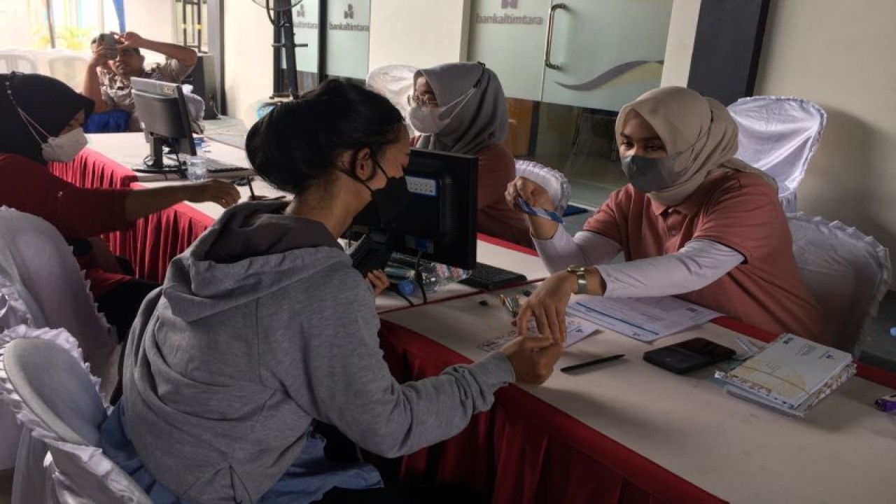 Penyaluran BLT BBM dari Pemerintah Provinsi Kalimantan Timur kepada pelaku UMKM Kabupaten Penajam Paser Utara di Bankaltimtara Cabang Penajam (ANTARA/HO)