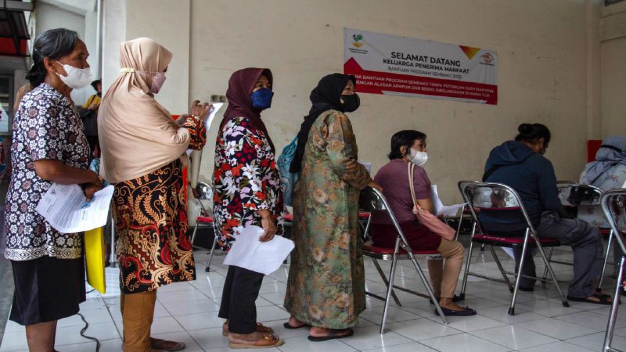 Arsip Foto. Warga antre untuk mengambil bantuan langsung tunai (BLT) dari pemerintah di Kantor Pos Besar di Kota Yogyakarta, Sabtu (10/9/2022). (ANTARA FOTO/Hendra Nurdiyansyah/nym)