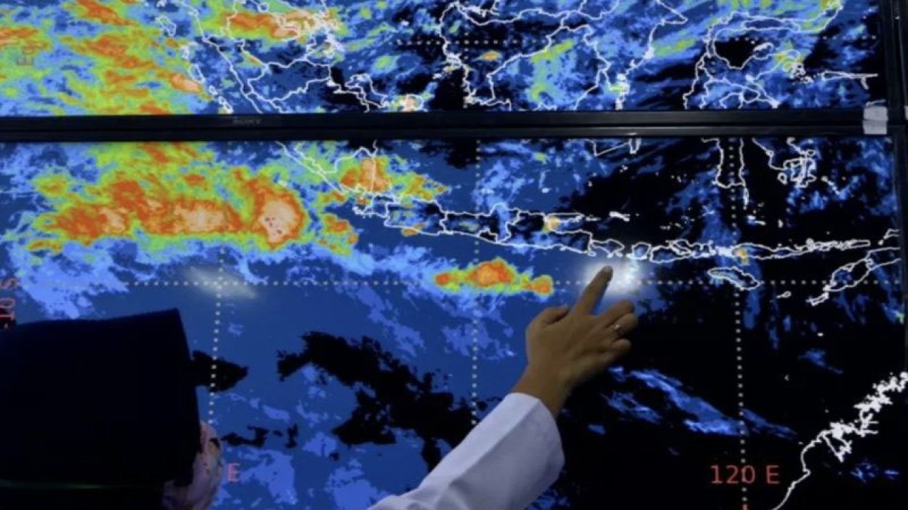 Petugas menunjukkan citra satelit Himawari di Balai Besar Meteorologi Klimatologi dan Geofisika Wilayah 3 Denpasar, Bali, Selasa (20/10/2020). BMKG mengimbau masyarakat untuk mewaspadai potensi cuaca ekstrem yang dapat terjadi di wilayah Bali selama masa periode pancaroba atau peralihan musim kemarau ke musim penghujan serta fenomena badai La Nina. ANTARA FOTO/Fikri Yusuf. (ANTARA FOTO/FIKRI YUSUF)