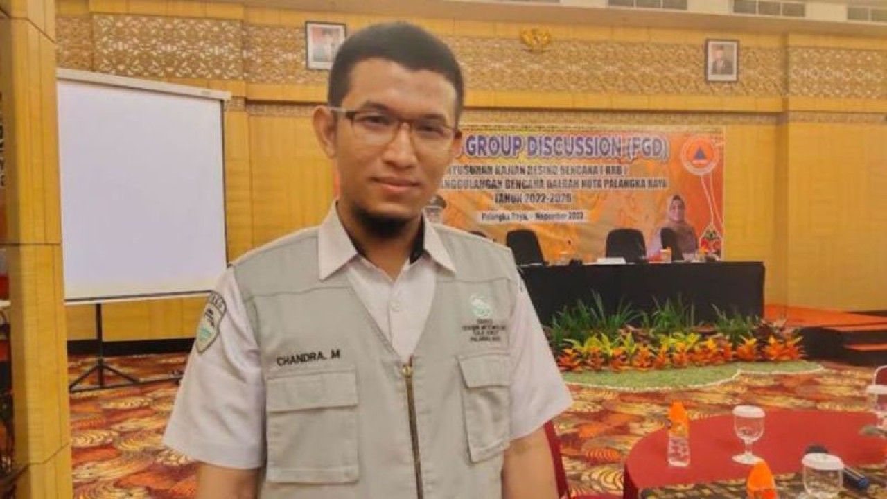 Prakirawan BMKG Tjilik Riwut Palangka Raya, Chandra Mukti Wijaya. (ANTARA/Rendhik Andika.)