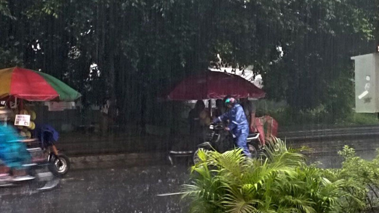 Arsip foto - Hujan lebat mengguyur Purwokerto, Kabupaten Banyumas, Kamis (5/1/2023). ANTARA/Sumarwoto