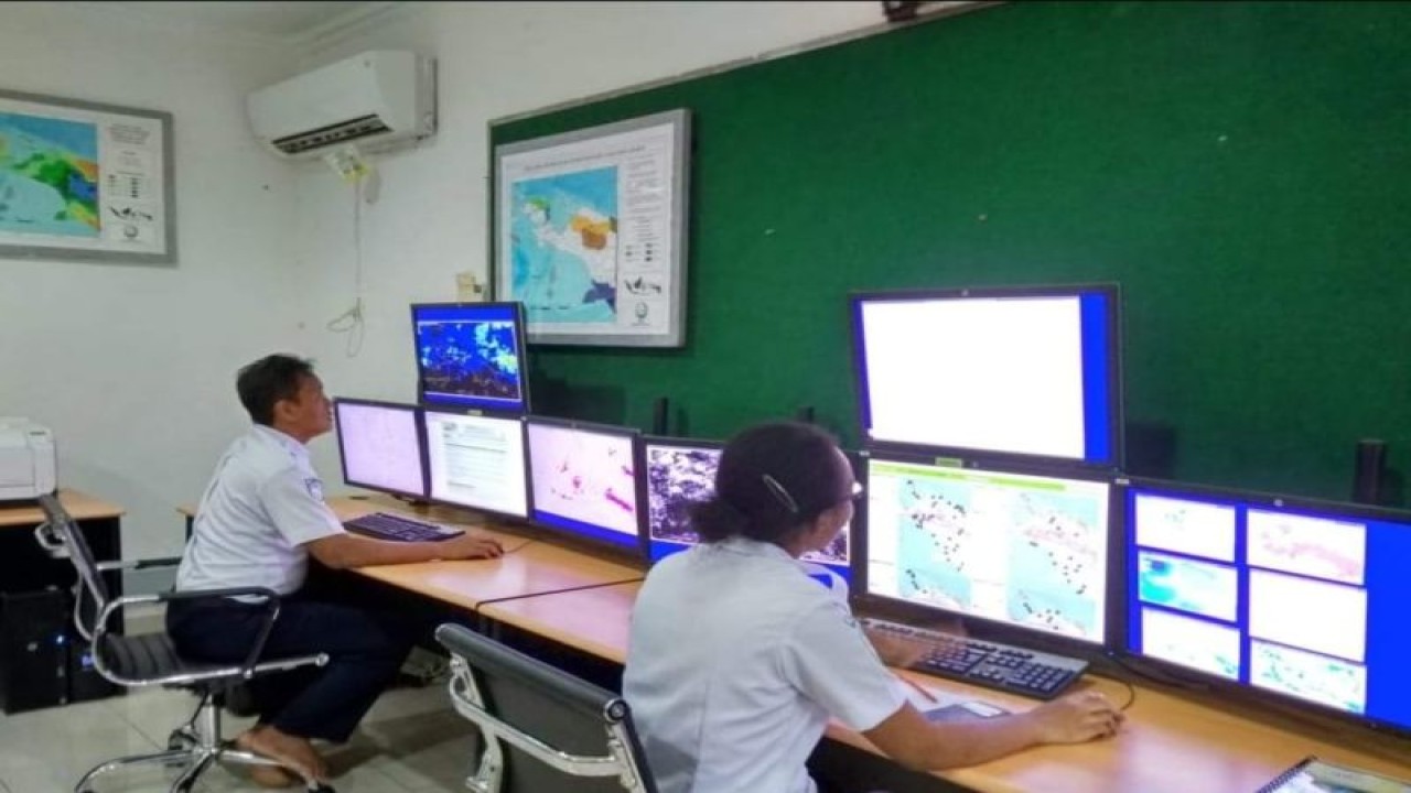 Petugas BBMKG wilayah V Jayapura saat melakukan pemantauan cuaca (ANTARA/HO-Humas BBMKG wilayah V Jayapura)