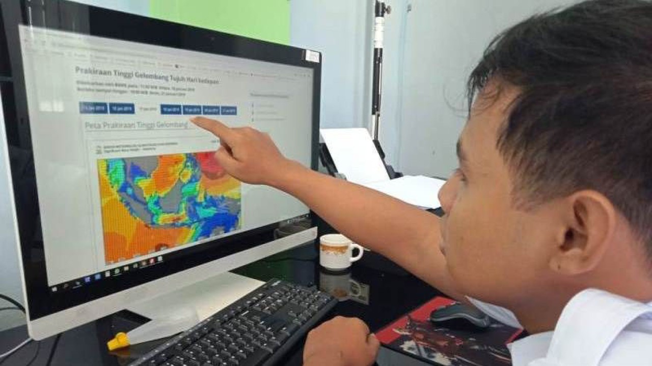 Dokumentasi - Pengamatan cuaca melalui citra satelit oleh prakirawan di Stasiun BMKG Bandar Udara Cut Nyak Dhien Nagan Raya, Provinsi Aceh. ANTARA/Teuku Dedi Iskandar