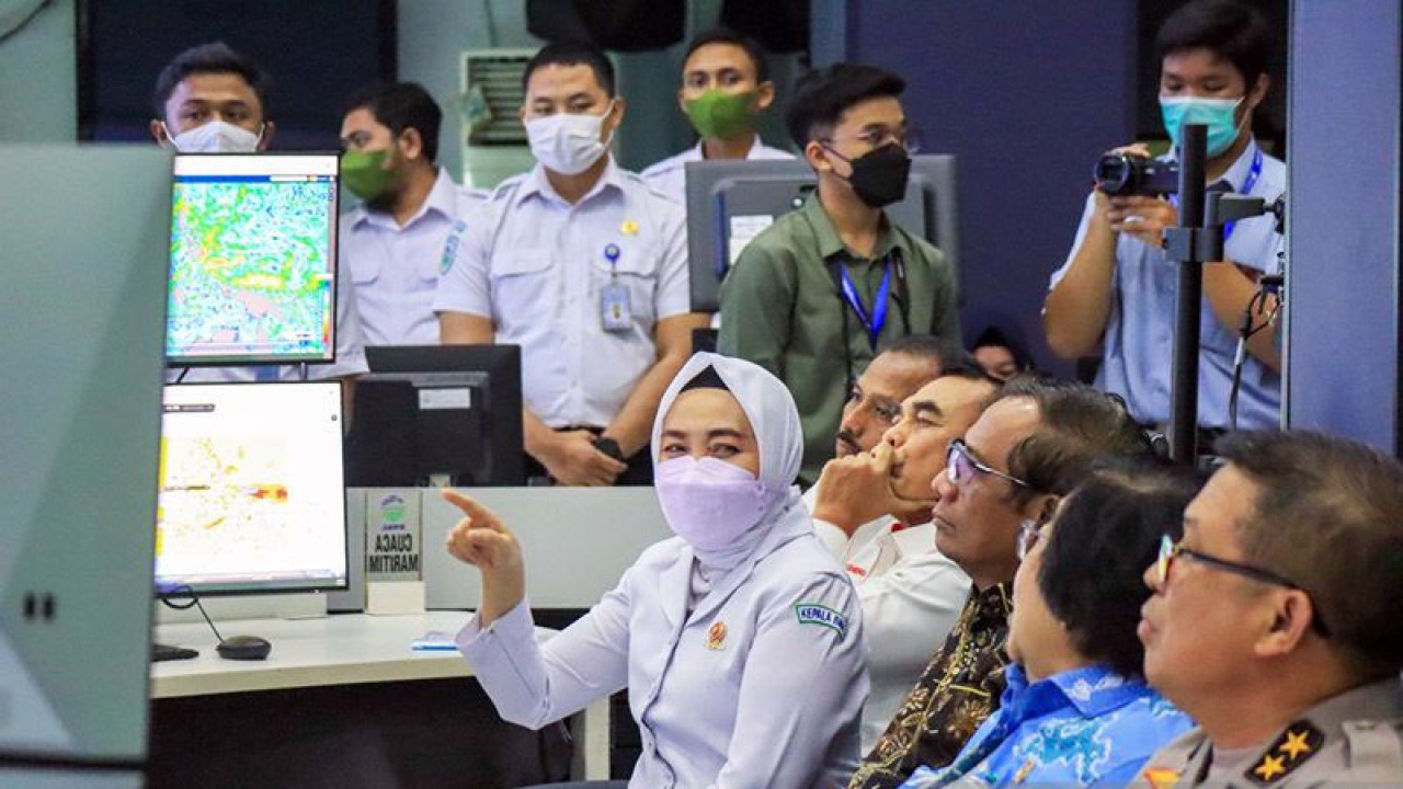 Kepala Badan Meteorologi, Klimatologi, dan Geofisika (BMKG) Dwikorita Karnawati menerima kunjungan Menkopolhukam Mahfud MD dan Menteri KLHK Siti Nurbaya di ruang monitoring Climate Early Warning BMKG yang melakukan monitoring iklim untuk mendukung pengendalian Karhutla, di Jakarta, Rabu (25/1/2023). ANTARA/HO-BMKG/am.