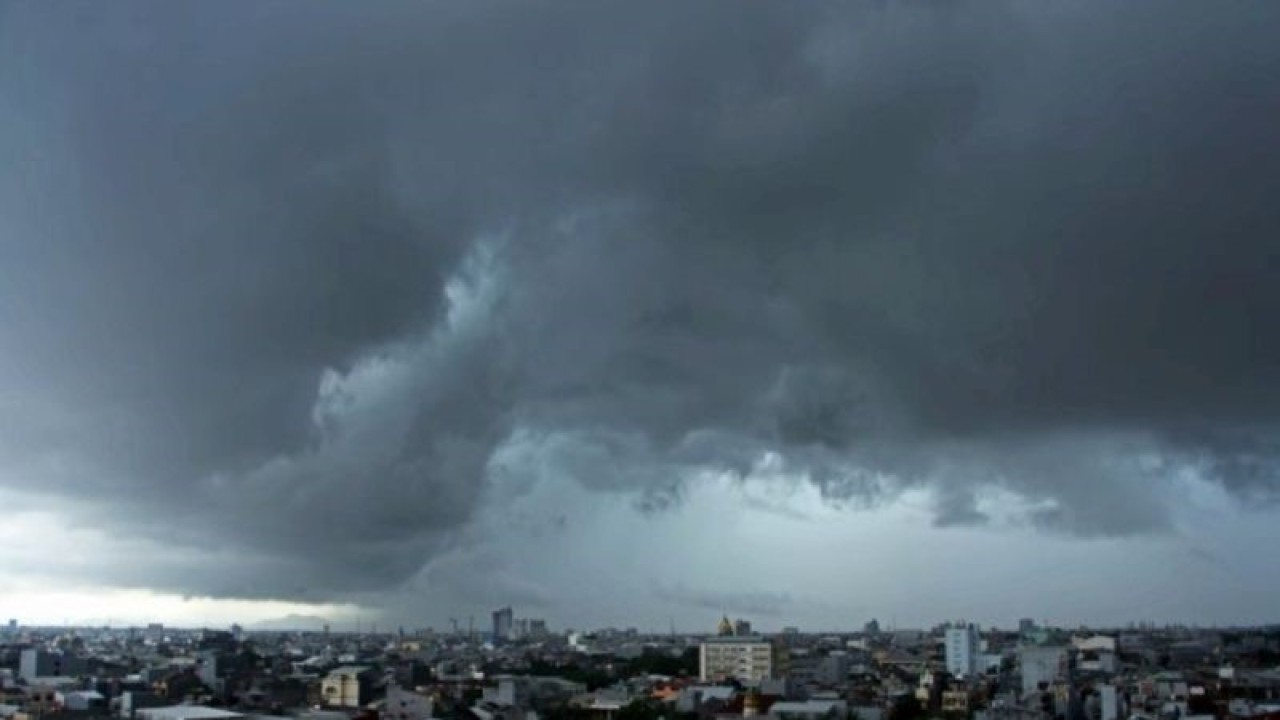 Awan gelap menggelayut di langit Makassar, Sulawesi Selatan, Rabu (28/12/2022). Badan Metorologi Klimatologi dan Geofisika (BMKG) memprakirakan adanya peningkatan curah hujan di sejumlah wilayah Indonesia hingga 2 Januari 2023 akibat meningkatnya intensitas Monsun Asia. ANTARA FOTO/Arnas Padda