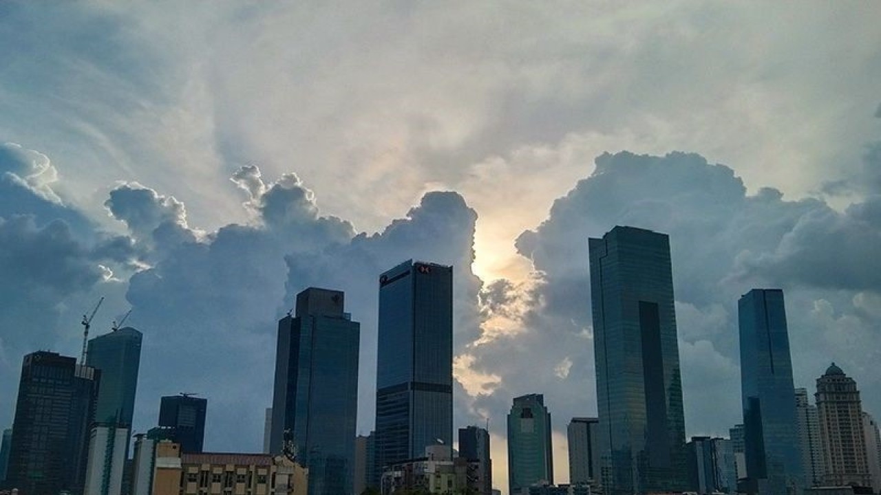 Suasana gedung pusat perkantoran dan bisnis di Jakarta dengan latar belakang langit Jakarta cerah berawan. ANTARA/Dewa Ketut Sudiarta Wiguna/aa