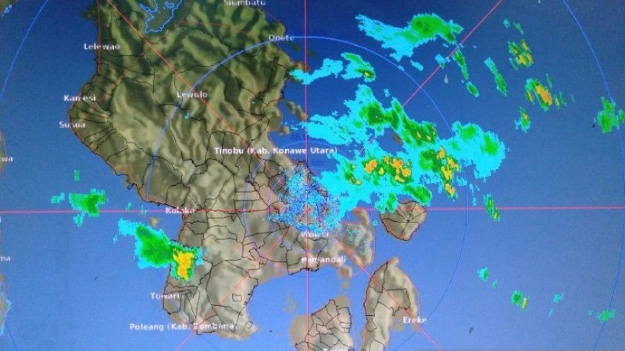 Badan Meteorologi Klimatologi dan Geofisika (BMKG) Kendari, Sulawesi Tenggara memprediksi akan terjadi hujan dengan intensitas sedang hingga lebat akan terkjadi di tiga kabupaten di Sultra. (Foto ANTARA/HO-BMKG Kendari)