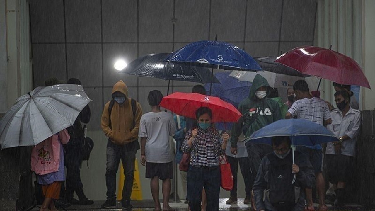 Ilustrasi - Warga menggunakan payung saat hujan mengguyur Stasiun MRT Dukuh Atas BNI, Jakarta. ANTARA FOTO/Aditya Pradana Putra/aww/aa.