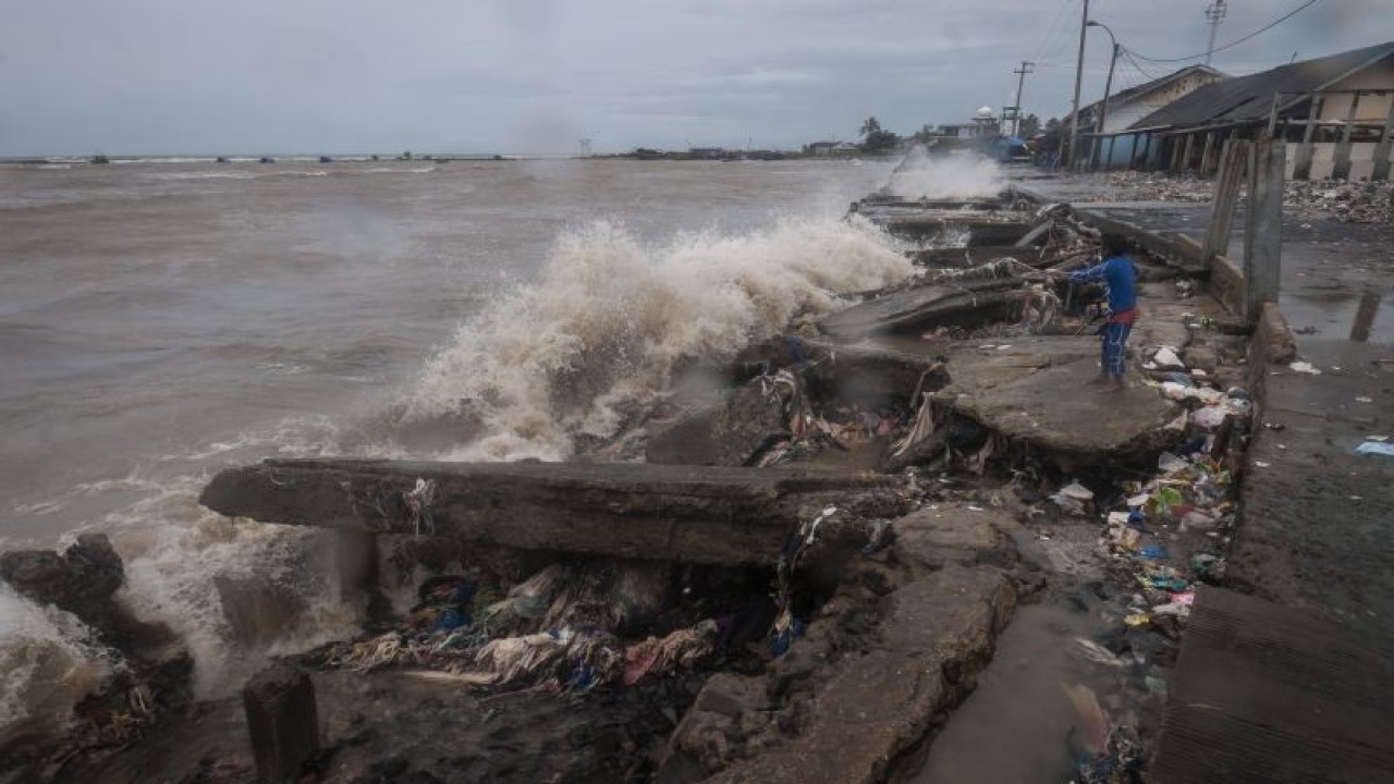 Ilustrasi. Seorang anak melihat penahan gelombang yang rusak akibat diterjang gelombang tinggi di Teluk Labuan, Pandeglang, Banten, Kamis (29/12/2022). . ANTARA FOTO/Muhammad Bagus Khoirunas/rwa.