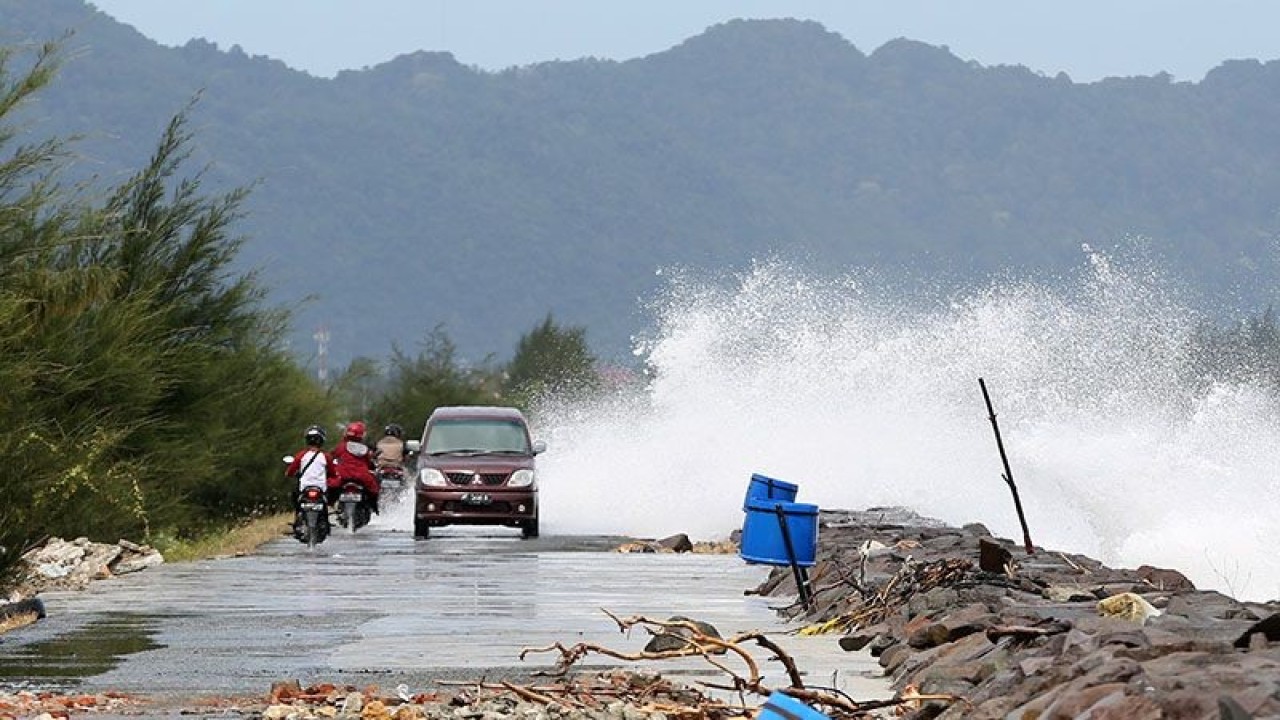 Arsip foto - Gelombang tinggi melewati tanggul pemecah ombak di pesisir pantai Ulee Lheu, Banda Aceh, Aceh, Sabtu (29/5/2021). ANTARA FOTO/Irwansyah Putra/pri. (ANTARA FOTO/IRWANSYAH PUTRA)