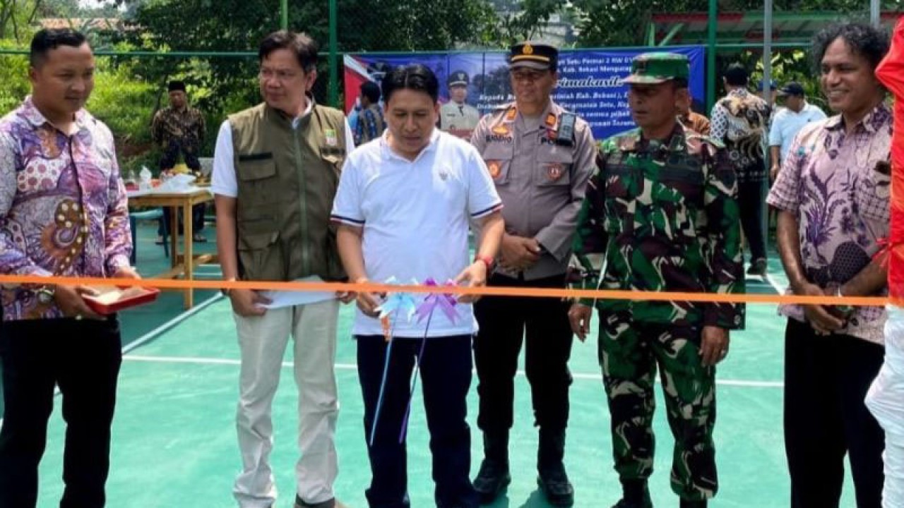 Ketua DPRD Kabupaten Bekasi, Jawa Barat BN Holik Qodratullah (kaos putih) meresmikan sarana olahraga warga di Kecamatan Setu, Senin (23/1/2023). ANTARA/Pradita Kurniawan Syah