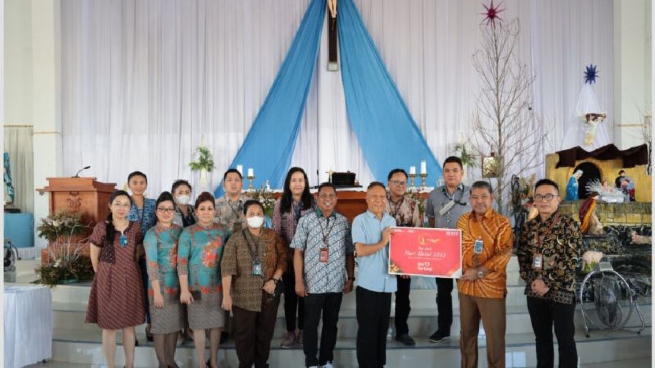 Bantuan tersebut diserahkan secara simbolis oleh Pemimpin BNI Wilayah 11 Suluttenggomalut, Lodewyck Z S Pattihahuan kepada Pastor Petrus Piet Tinangon, General Manager PT Angkasa Pura 1 Bandara Sam Ratulangi Manado, Minggus E T Gandeguai juga turut hadir pada saat penyerahan bantuan Gereja tersebut, di Manado, Selasa (11/1/2023). ANTARA/Nancy L Tigauw. (1)