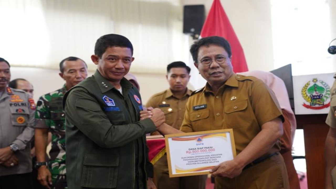 Kepala Badan Nasional Penanggulangan Bencana (BNPB) Letjen TNI Suharyanto menyerahkan bantuan Dana Siap Pakai (DSP) sebesar Rp500 juta kepada Sekretaris Provinsi Sulsel Aslam di Makassar, Senin (9/01/2023). ANTARA Foto/HO-Humas Pemprov Sulsel