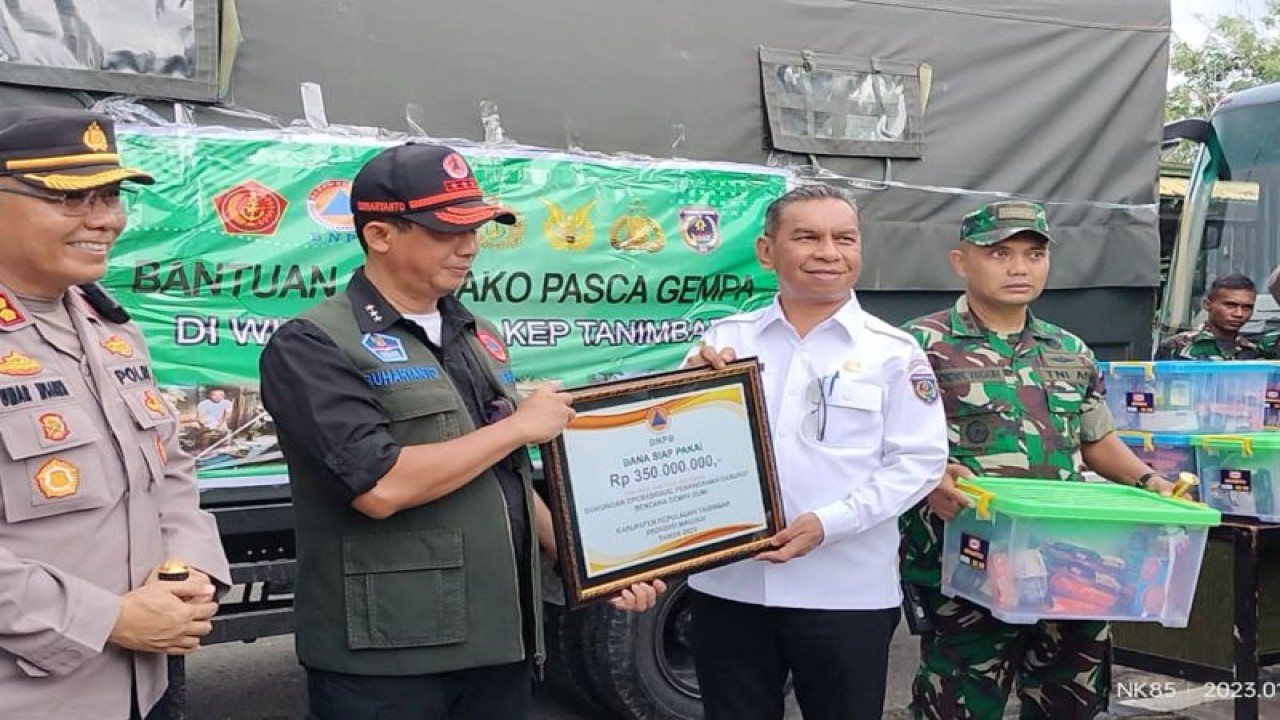 Kepala BNPB memberikan bantuan Rp350 juta kepada Pemerintah Kabupaten Kepulauan Tanimbar untuk tangani dampak gempa, di KKT, Kamis. (ANTARA/Simon Lolonlun)