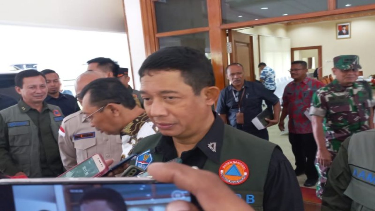 Kepala Badan Nasional Penanggulangan Bencana (BNPB) Letjen TNI Suharyanto, setelah rapat koordinasi penanggulangan bencana di VIP Bandara Internasional Pattimura Ambon, Kamis (12/1/2023). FOTO ANTARA/ Penina F Mayaut.