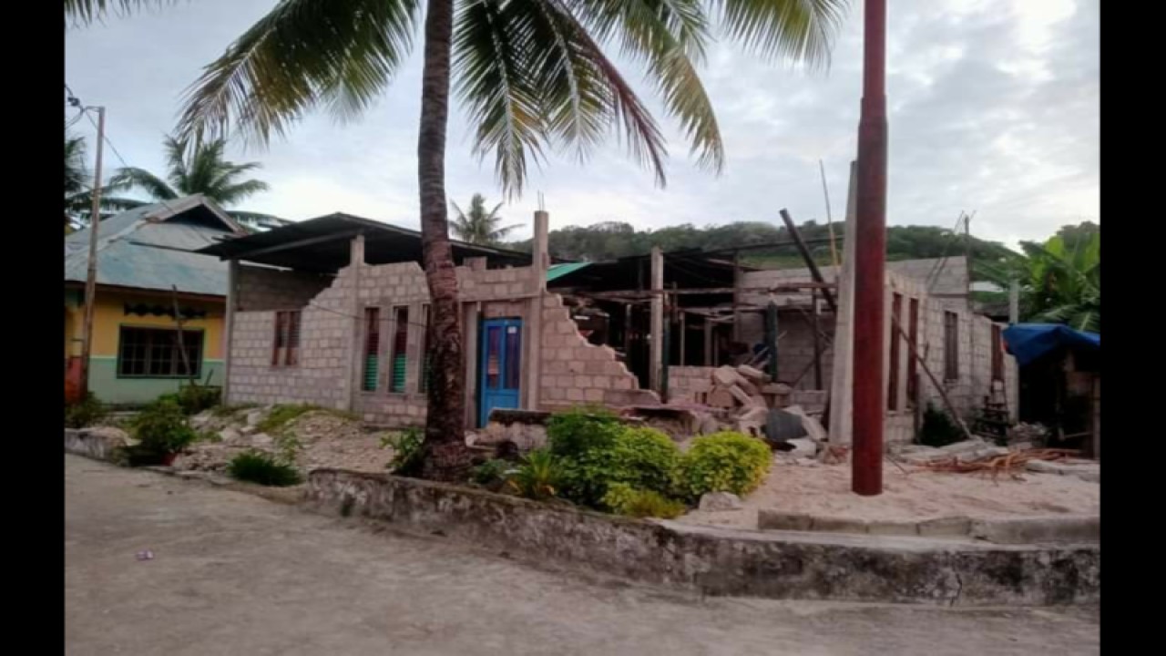 Dampak rumah warga yang mengalami kerusakan akibat gempa M 7,5 di Desa Watwey, Kecamatan Dawelor Dawera, Maluku Barat Daya, Selasa (10/1/2022). (ANTARA/HO-BNPB)