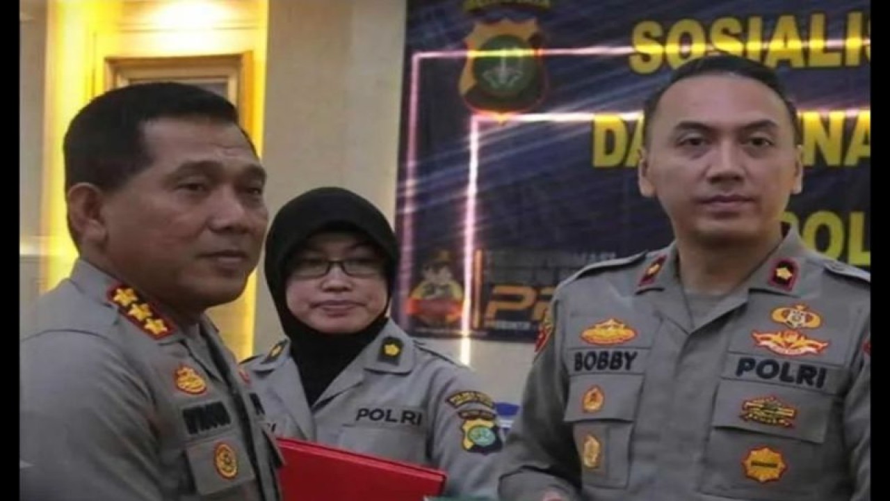 Kepala Kepolisian Resor (Kapolres) Metro Jakarta Utara Komisaris Besar Polisi Wibowo (kiri) dan Kepala Kepolisian Sektor (Kapolsek) Metro Penjaringan Komisaris Polisi M Probandono Bobby Danuari (kanan) di Markas Polres Metro Jakarta Utara, Selasa (27/12/2022). ANTARA/HO-Humas Polres Metro Jakarta Utara