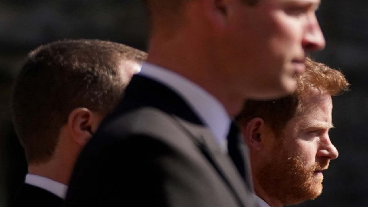 Pangeran William dan Pangeran Harry berjalan saat prosesi di Kastil Windsor, Berkshire, saat pemakaman Pangeran Philip, yang meninggal dunia pada umur 99 tahun, di Britain, Sabtu (17/4/2021). Victoria Jones/Pool via REUTERS/aww/cfo (REUTERS/POOL)