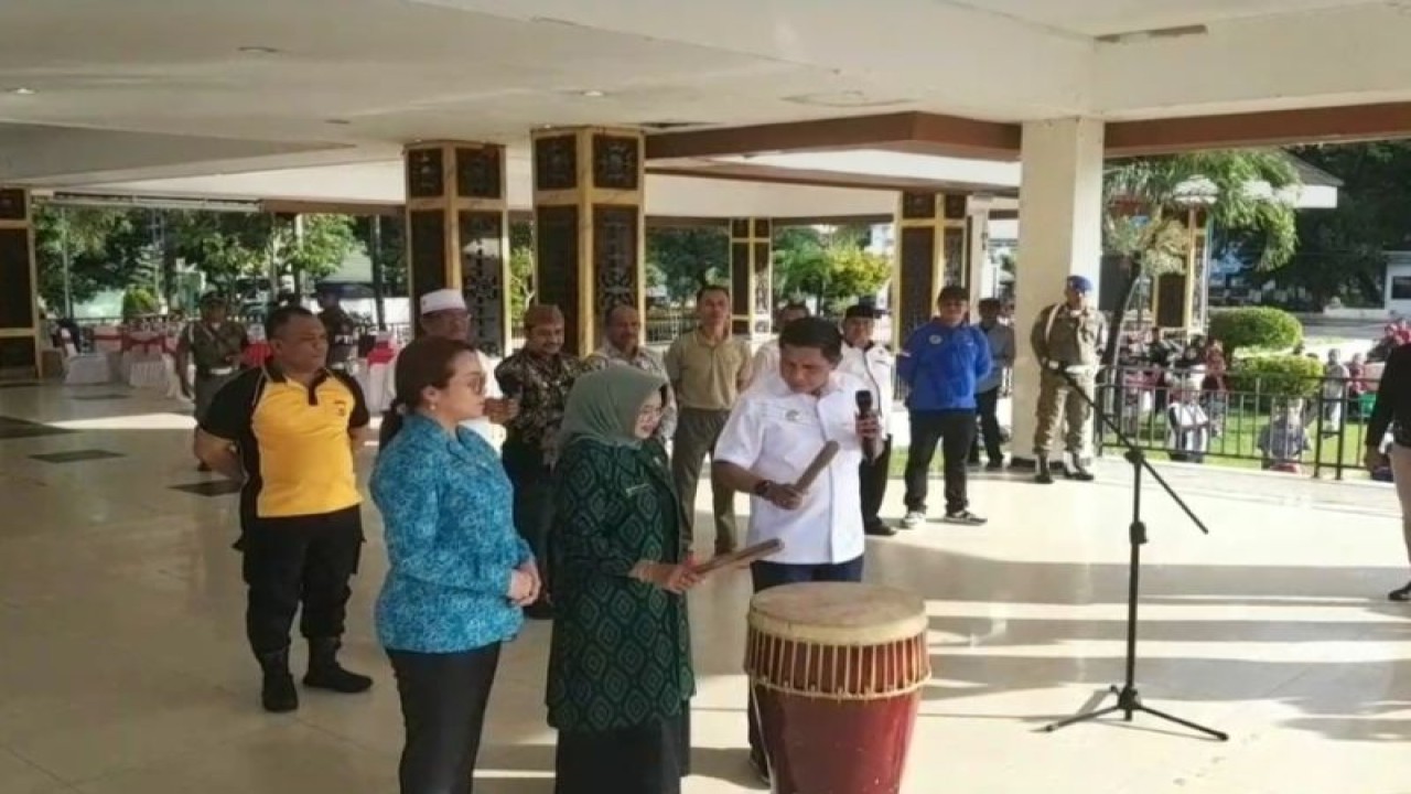 Penjabat Wali Kota Ambon Bodewin Wattimena mencanangkan gerakan Jumat pagi berbagi zakat, infak, dan sedekah atau Jumpa Berkah di Kota Ambon, Provinsi Maluku, Jumat (27/1/2023). (ANTARA/Penina F Mayaut)
