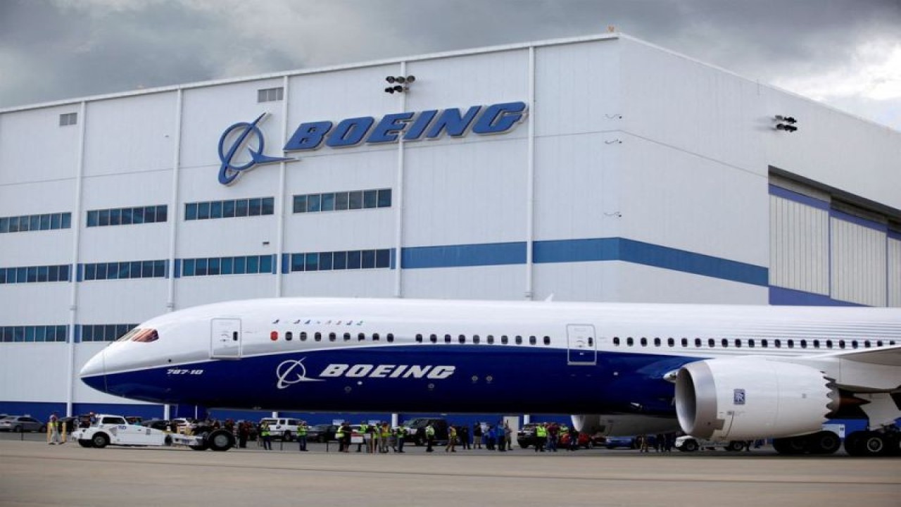 Foto Dokumen: Taksi Boeing 787-10 Dreamliner melewati Final Assembly Building di Boeing South Carolina di North Charleston, South Carolina, Amerika Serikat, 31 Maret 2017. ANTARA/REUTERS/Randall Hill