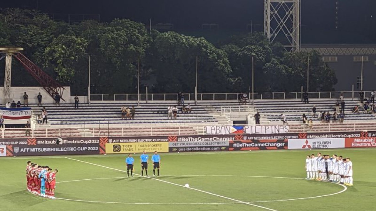 Tim nasional Indonesia (berseragam merah-merah) dan Filipina mengheningkan cipta untu menghormati legenda sepak bola asal Brazil, Pele, sebelum laga terakhir Grup A Piala AFF 2022 di Stadion Rizal Memorial, Manila, Senin (2/1/2023). (ANTARA/Michael Siahaan)