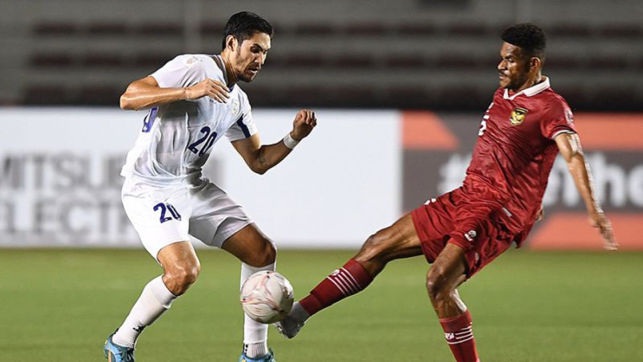 Pesepak bola Timnas Indonesia Ricky Richardo Kambuaya (kanan) berebut bola dengan pesepak bola Timnas Filipina Mark Andrew Hartmann (kiri) dalam laga lanjutan Grup A Piala AFF 2022 di Rizal Memorial Stadium, Manila, Filipina, Senin (2/1/2023). Hingga turun minum, Indonesia unggul sementara 2-0. ANTARA FOTO/Akbar Nugroho Gumay/rwa.