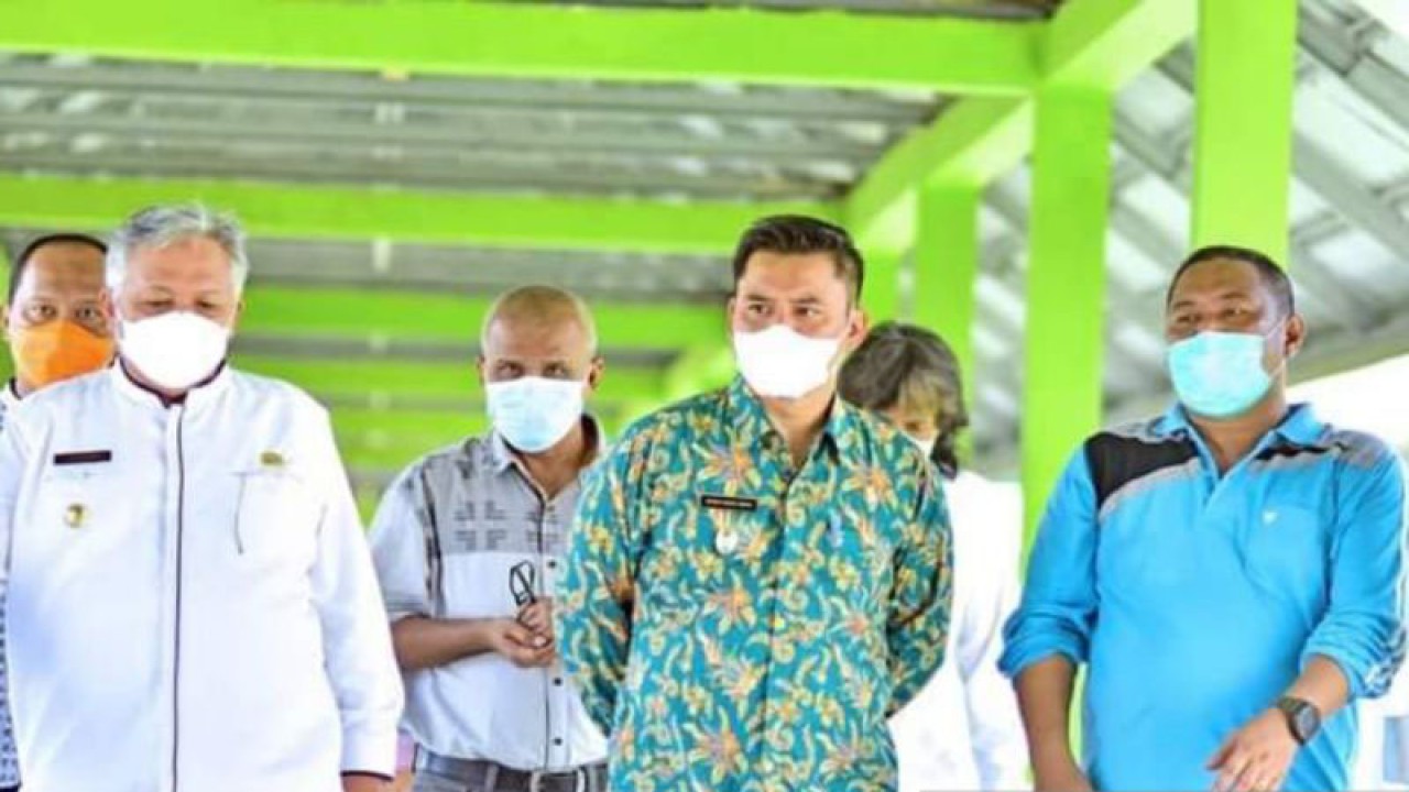 Wakil Bupati Bangka Barat Bong Ming Ming (kemeja hijau) mendampingi Bupati Sukirman (kemeja putih) meninjau RSUD Sejiran Setason. (ANTARA/HO-Diskominfo Bangka Barat)