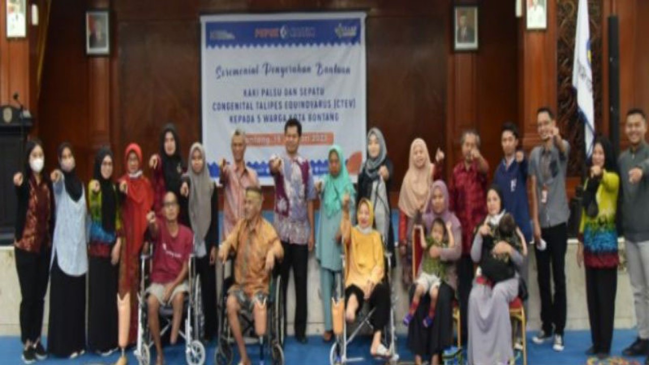 Penyerahan bantuan tiga unit kaki palsu dan dua sepatu Congenital Talipes Equinovarus (CTEV) bagi lima penyandang disabilitas secara simbolis di Auditorium Tiga Dimensi Pemkot Bontang. (ANTARA/HO/PKT)