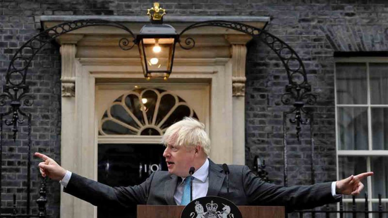 Perdana Menteri Inggris Boris Johnson menyampaikan pidato pada hari terakhirnya menjabat, di luar Downing Street, London, Inggris, Selasa (6/9/2022). ANTARA FOTO/REUTERS/Toby Melville/rwa.
