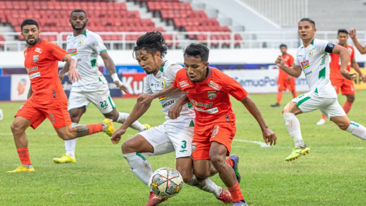 Pesepak bola Borneo FC M Sihran (kanan) berebut bola dengan pesepak bola PSS Sleman Bagus Nirwanto (kiri) dalam pertandingan lanjutan BRI Liga 1 di Stadion Jatidiri, Semarang, Jawa Tengah, Senin (12/12/2022). Pertandingan tersebut berakhir imbang dengan skor 0-0. ANTARA FOTO/Aji Styawan/foc.