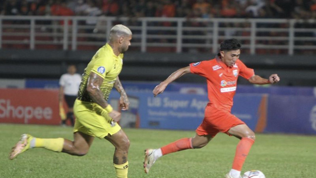 Pemain Borneo FC M Sihran (kanan) mendapatkan pengawalan bek Barito Putera Renan da Silva Alves (kiri( pada laga Liga 1 Indonesia di Stadion Segiri, Samarinda, Sabtu (21/1/2022). ANTARA/Media Officer Borneo FC