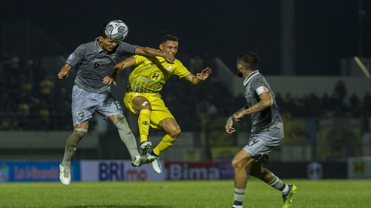 Pesepak bola Barito Putera Rafael Gomes De Olivieira (tengah) berebut bola dengan pesepak bola Borneo FC Agung Prasetyo (kiri) saat pertandingan BRI Liga 1 di Stadion Demang Lehman Martapura, Kabupaten Banjar, Kalimantan Selatan, Sabtu (30/7/2022). Barito Putera berhasil menang atas Borneo FC dengan skor 3-1. ANTARA FOTO/Bayu Pratama S/hp (ANTARA FOTO/BAYU PRATAMA S)