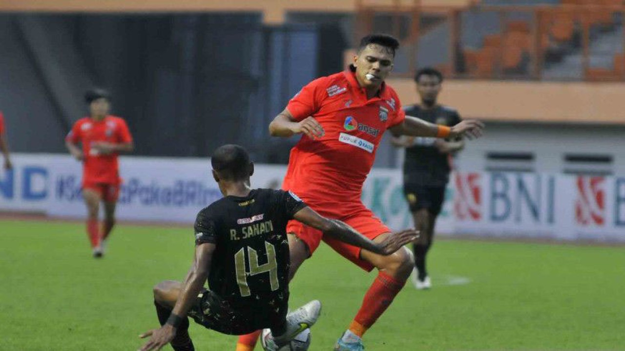 Arsip - Pesepak bola Borneo FC Samarinda Matheus Pato (kanan) berebut bola dengan pesepak bola Bhayangkara FC Ruben Sanadi (kiri) pada lanjutan Liga 1 di Stadion Wibawa Mukti, Kabupaten Bekasi, Jawa Barat, Selasa (13/9/2022). Kedua tim bermain imbang 2-2. ANTARA FOTO/ Fakhri Hermansyah/wsj.