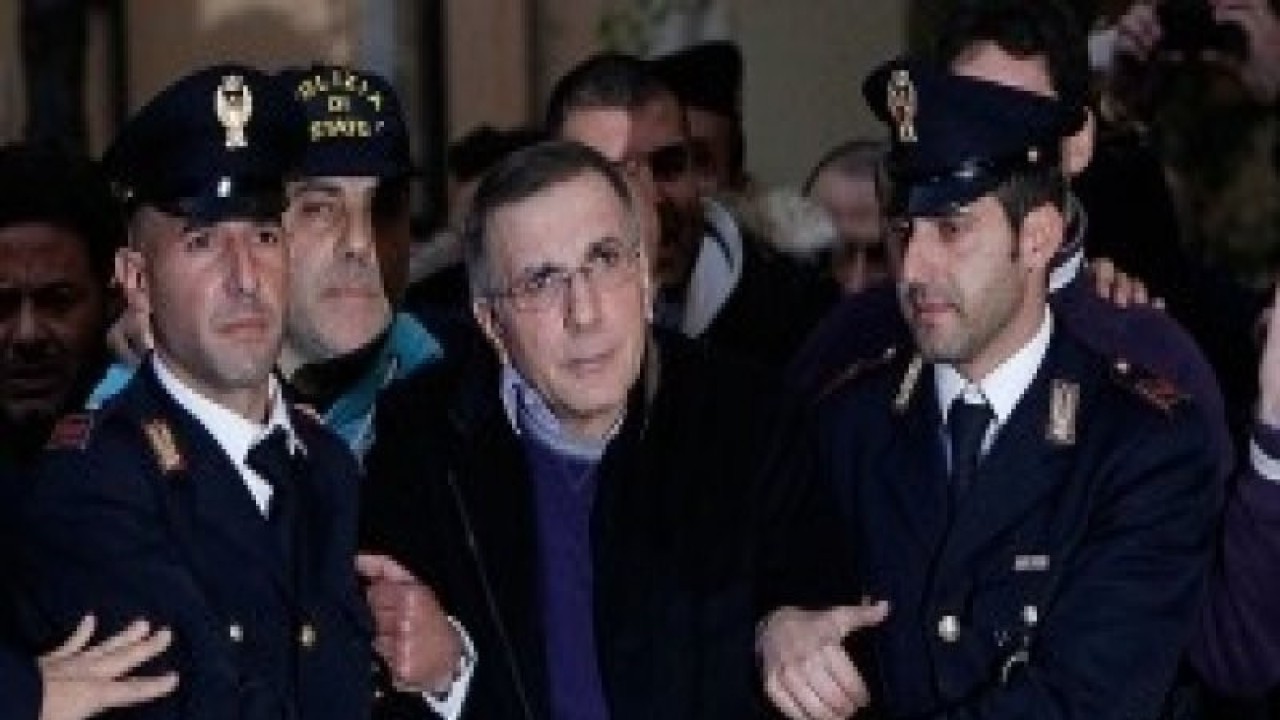 Ilustrasi -- Polisi Italia membawa bos Mafia Michele Zagaria dari kantor polisi di Caserta, sebuah kota di selatan Italia, Rabu (7/12). Polisi Italia menahan bos Mafia Michele Zagaria, salah satu buronan paling dicari di negeri itu sekaligus kepala dari klan Casalesi yang kuat dan menguasai wilayah di utara Naples. (FOTO ANTARA/REUTERS/Ciro De Luca)