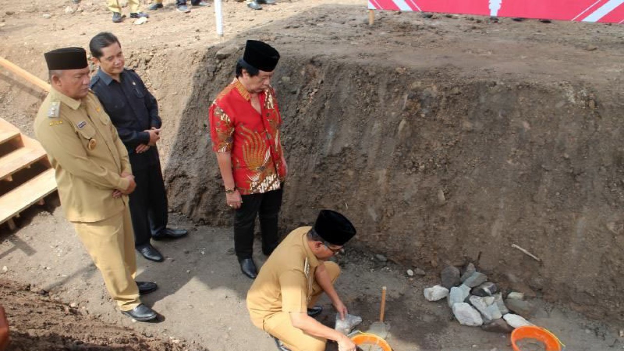 Bupati Boyolali M Said Hidayat (congkok) didampingi tokoh Masyarakat Boyolali Seno Kusumoarjo (berdiri kanan), Wabup Boyolali Wahyu Irawan (berdiri kiri) dan Ketua DPRD Boyolali Marsono (belakang tengah) saat acara peletakan batu pertama pembangunan Masjid Gedhe di Sunggingan Desa Kiringan, Boyolali, Senin (2/1/2023). ANTARA/Bambang Dwi Marwoto.