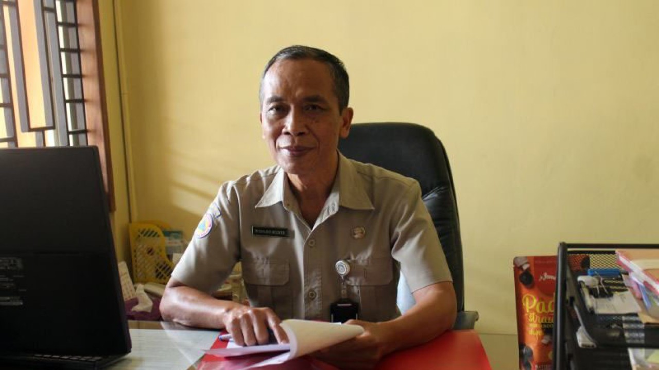 Kepala Pelaksana BPBD Kabupaten Boyolali Widodo Munir saat memberikan keterangan di Kantor BPBD Boyolali, Selasa (3/1/2023). (ANTARA/Bambang Dwi Marwoto)
