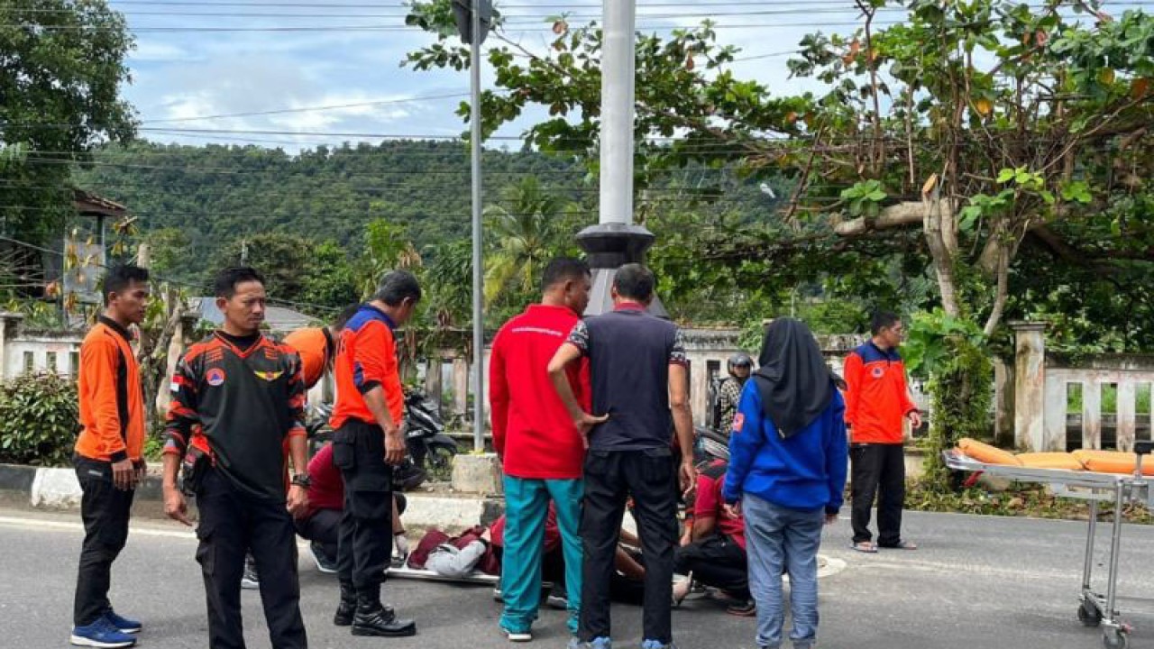 Personel BPBD Bangka bantu evakuasi korban kecelakaan lalulintas (ANTARA/Kasmono)