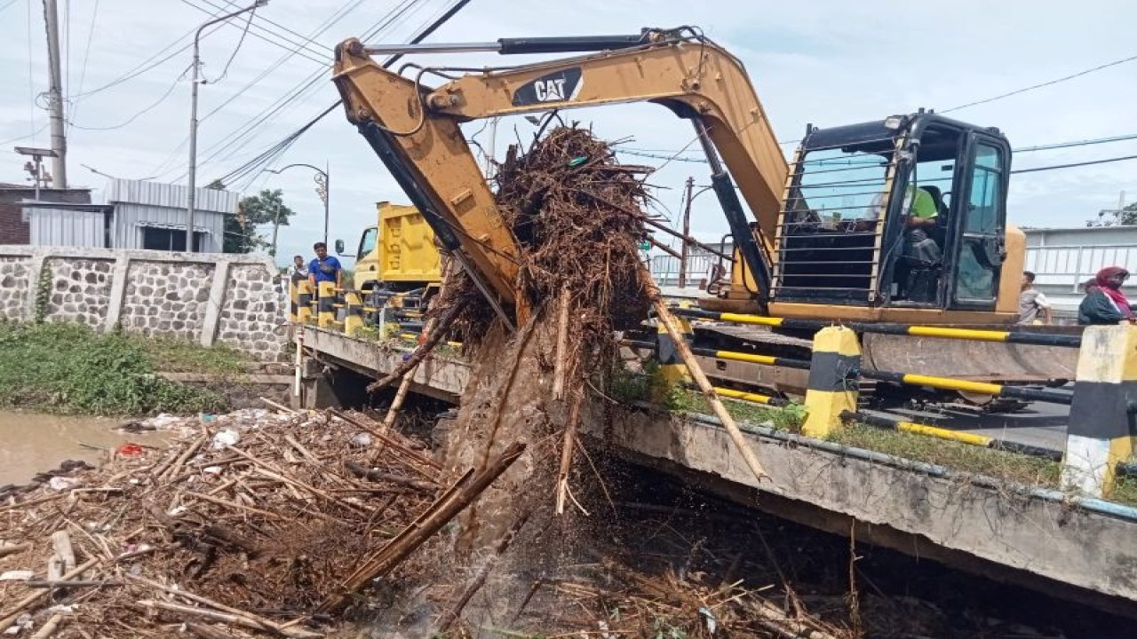 Petugas gabungan BPBD dan Dinas PUPR Kota Madiun menurunkan dump truk dan alat berat untuk membersihkan sampah dari aliran Kali Piring guna cegah banjir. ANTARA/HO-DPUPR Kota Madiun