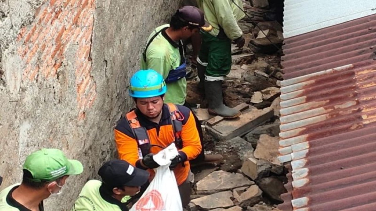 Tangkapan layar - Petugas gabungan bersama BPBD DKI mengevakuasi puing rumah roboh akibat tanah longsor di Cilandak, Jakarta Selatan, Minggu (9/10/2022) ANTARA/Instagram/@bpbddkijakarta/Dewa